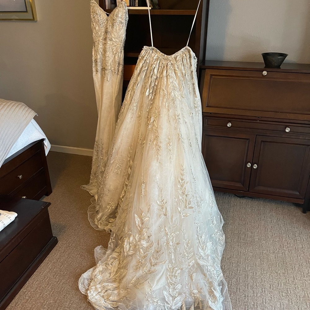 YSA Makino Wedding Gown, size 4 - Picture 4 of 11
